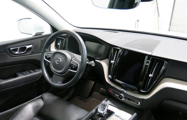 
								2022 Volvo XC60 T6 AWD PHEV B 340hp Leather Panorama full									